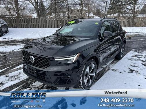 2025 Volvo XC40 B5 Plus Dark Theme
