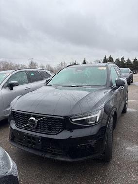 2025 Volvo XC40 B5 Plus Dark Theme