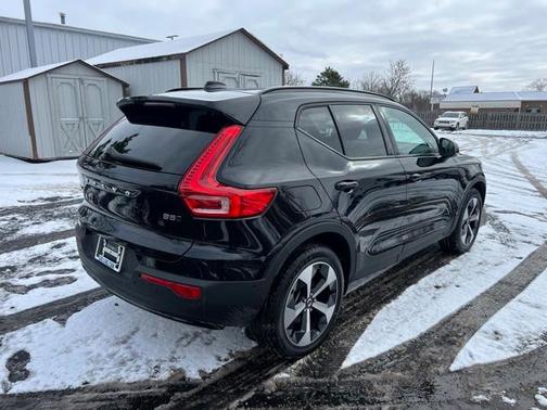 2025 Volvo XC40 B5 Plus Dark Theme