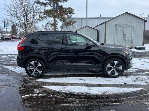2025 Volvo XC40 B5 Plus Dark Theme