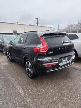 2025 Volvo XC40 B5 Plus Dark Theme