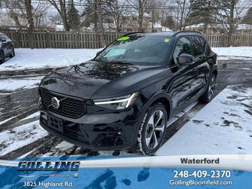 2025 Volvo XC40 B5 Plus Dark Theme