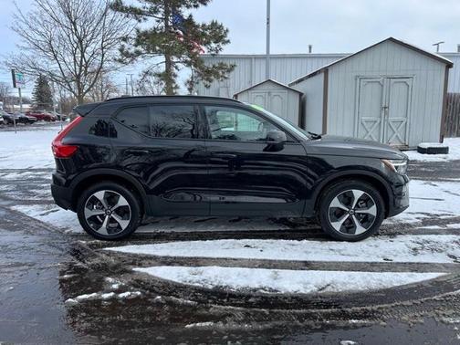2025 Volvo XC40 B5 Plus Dark Theme