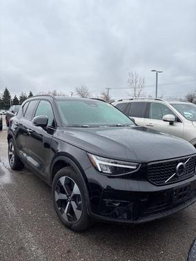 2025 Volvo XC40 B5 Plus Dark Theme