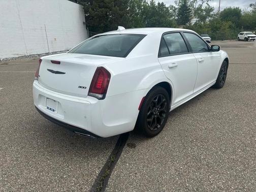 2022 Chrysler 300 Touring L