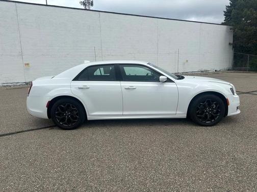 2022 Chrysler 300 Touring L
