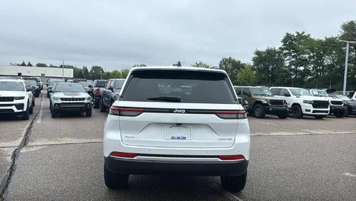 Bright White Clearcoat 2027 Jeep Grand Cherokee Limited