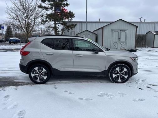 2025 Volvo XC40 B5 Plus Dark Theme