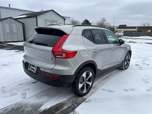 2025 Volvo XC40 B5 Plus Dark Theme