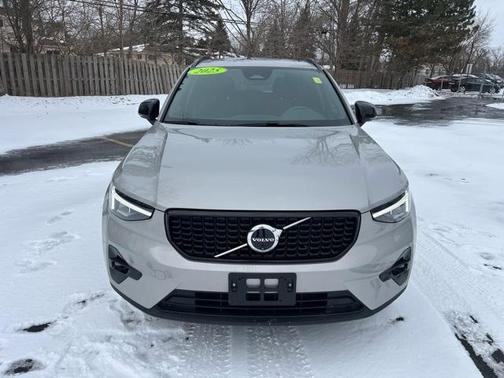 2025 Volvo XC40 B5 Plus Dark Theme