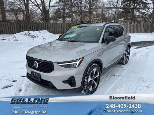 2025 Volvo XC40 B5 Plus Dark Theme