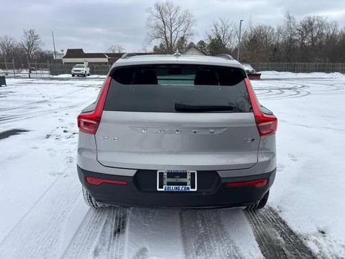 2025 Volvo XC40 B5 Plus Dark Theme