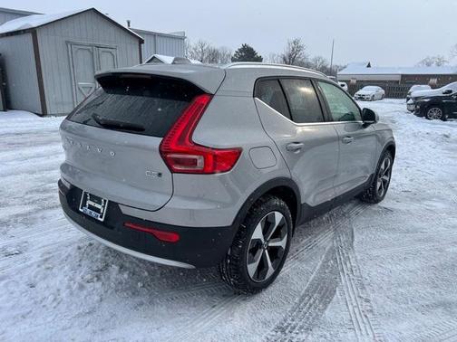 2025 Volvo XC40 B5 Plus Bright Theme