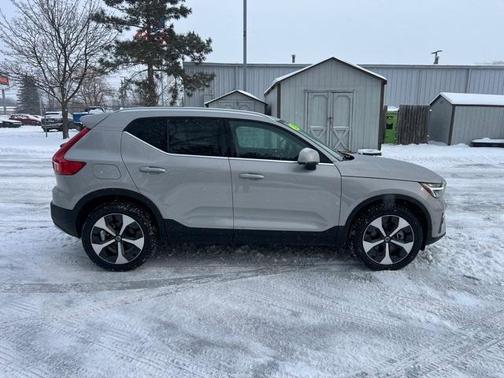 2025 Volvo XC40 B5 Plus Bright Theme