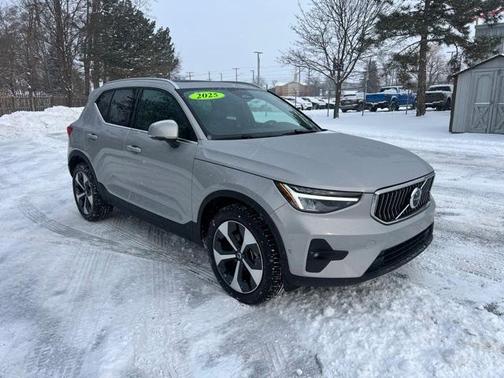 2025 Volvo XC40 B5 Plus Bright Theme