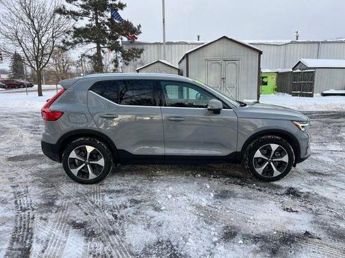 2025 Volvo XC40 B5 Plus Bright Theme