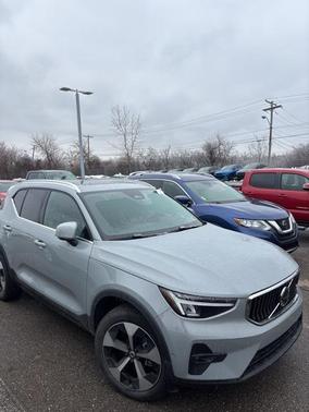 2025 Volvo XC40 B5 Plus Bright Theme