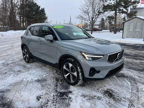 2025 Volvo XC40 B5 Plus Bright Theme