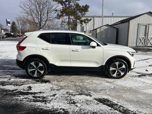 2025 Volvo XC40 B5 Plus Bright Theme