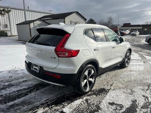 2025 Volvo XC40 B5 Plus Bright Theme