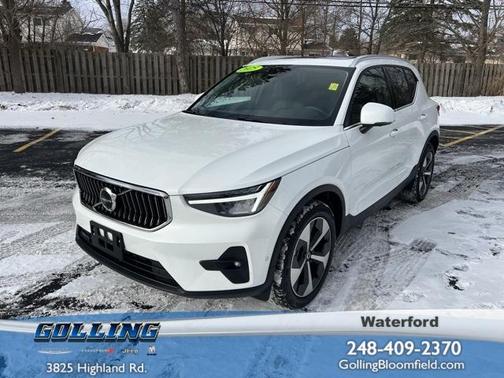 2025 Volvo XC40 B5 Plus Bright Theme