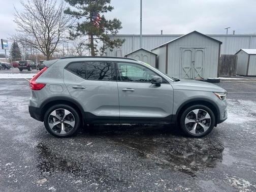 2025 Volvo XC40 B5 Plus Dark Theme