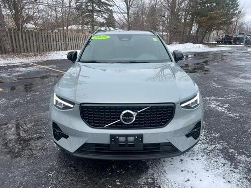 2025 Volvo XC40 B5 Plus Dark Theme