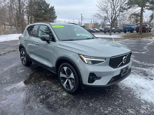 2025 Volvo XC40 B5 Plus Dark Theme