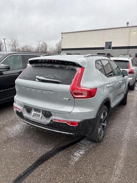 2025 Volvo XC40 B5 Plus Dark Theme