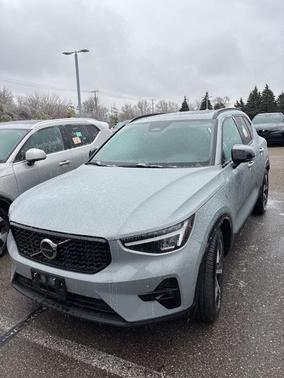 2025 Volvo XC40 B5 Plus Dark Theme