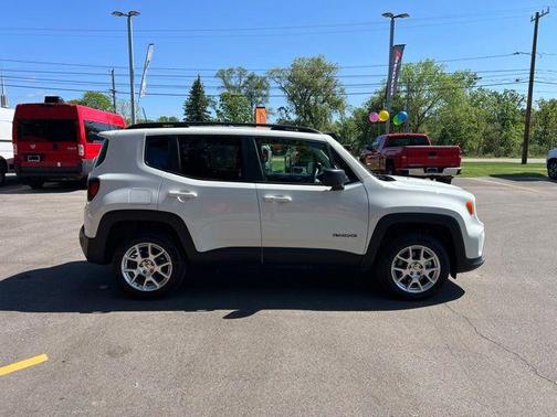 Alpine White Clearcoat 2022 Jeep Renegade Latitude
