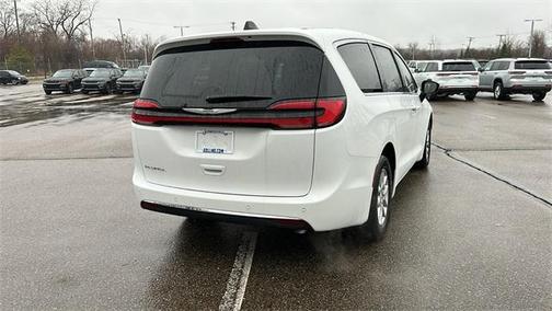 2025 Chrysler Pacifica Select