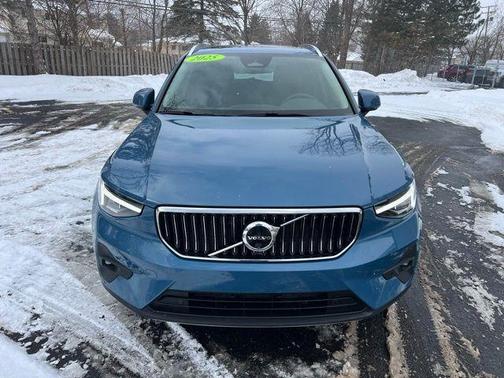 2025 Volvo XC40 B5 Plus Bright Theme