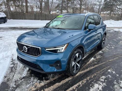 2025 Volvo XC40 B5 Plus Bright Theme
