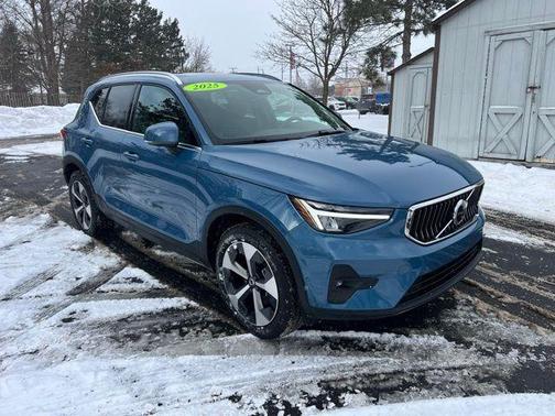 2025 Volvo XC40 B5 Plus Bright Theme