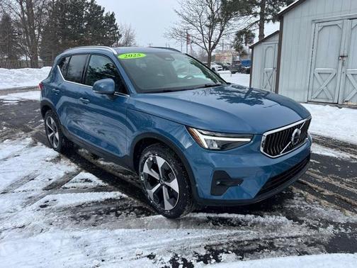 2025 Volvo XC40 B5 Plus Bright Theme