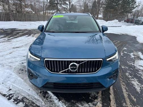 2025 Volvo XC40 B5 Plus Bright Theme