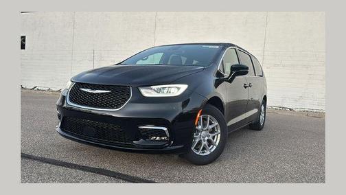 Diamond Black 2026 Chrysler Pacifica Select