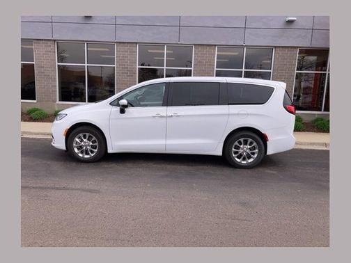 Bright White Clearcoat 2023 Chrysler Pacifica Touring-L