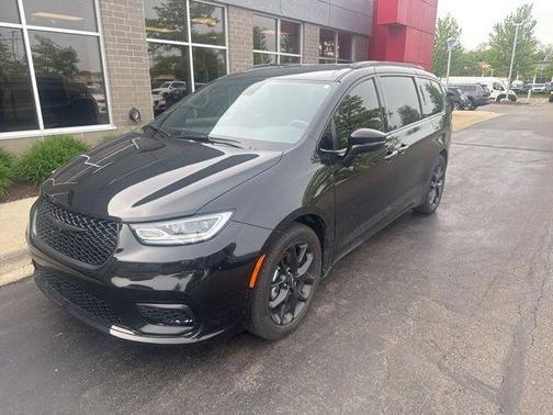 Brilliant Black Crystal Pearlcoat 2023 Chrysler Pacifica Touring-L