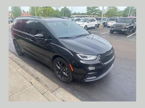 Brilliant Black Crystal Pearlcoat 2023 Chrysler Pacifica Touring-L