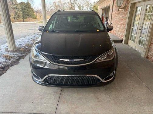 Brilliant Black Crystal Pearlcoat 2020 Chrysler Pacifica Limited