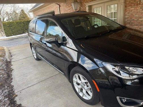 Brilliant Black Crystal Pearlcoat 2020 Chrysler Pacifica Limited