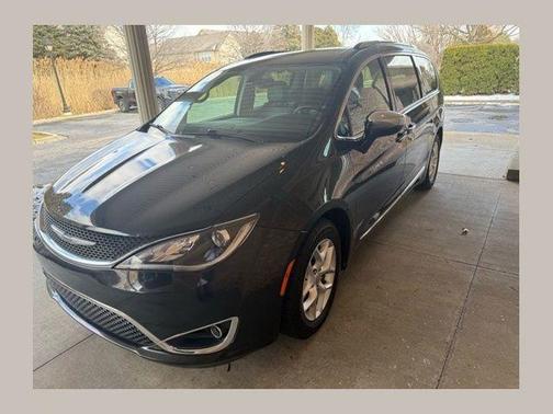 Brilliant Black Crystal Pearlcoat 2020 Chrysler Pacifica Limited