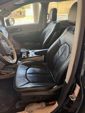 Brilliant Black Crystal Pearlcoat 2020 Chrysler Pacifica Limited