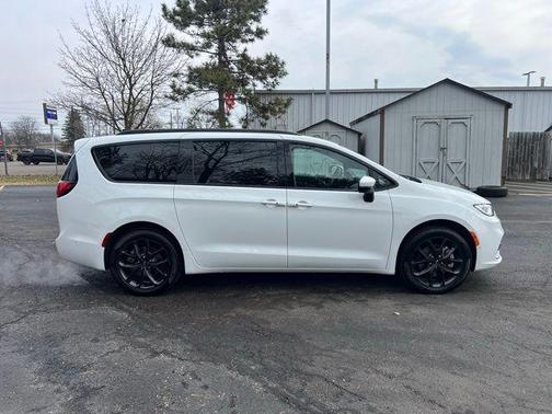 Bright White Clearcoat 2023 Chrysler Pacifica Touring-L
