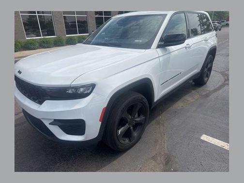 Bright White Clearcoat 2024 Jeep Grand Cherokee Laredo