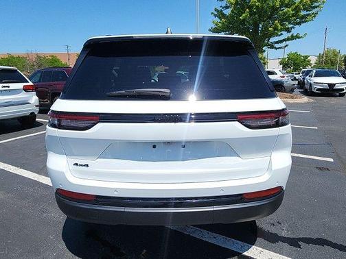Bright White Clearcoat 2024 Jeep Grand Cherokee Laredo