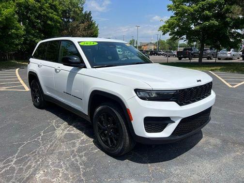 Bright White Clearcoat 2024 Jeep Grand Cherokee Laredo