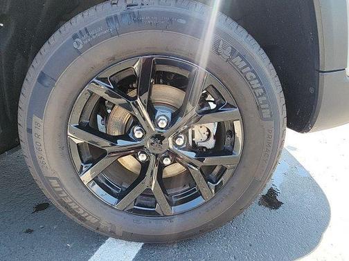 Bright White Clearcoat 2024 Jeep Grand Cherokee Laredo